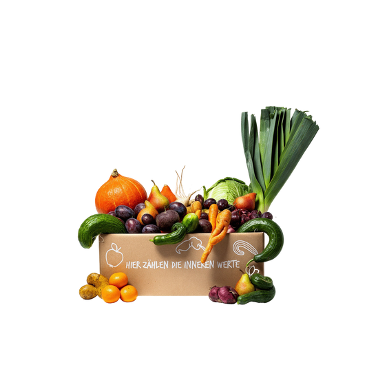 Herbstbox mit krummem Obst und Gemüse