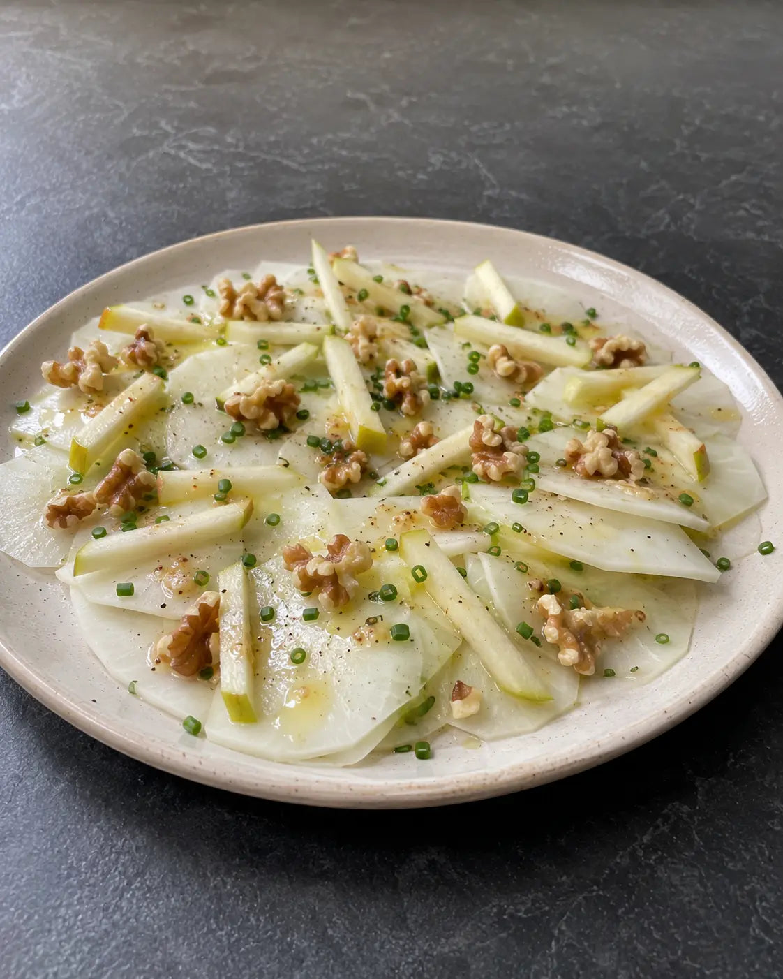 Kohlrabi-Carpaccio mit Apfel und Walnuss